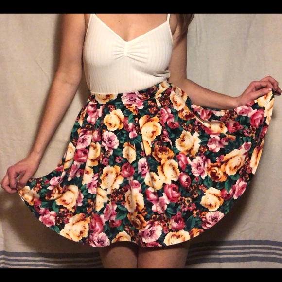 Adorable Floral Summer Mini Skirt - Picture 2 of 7